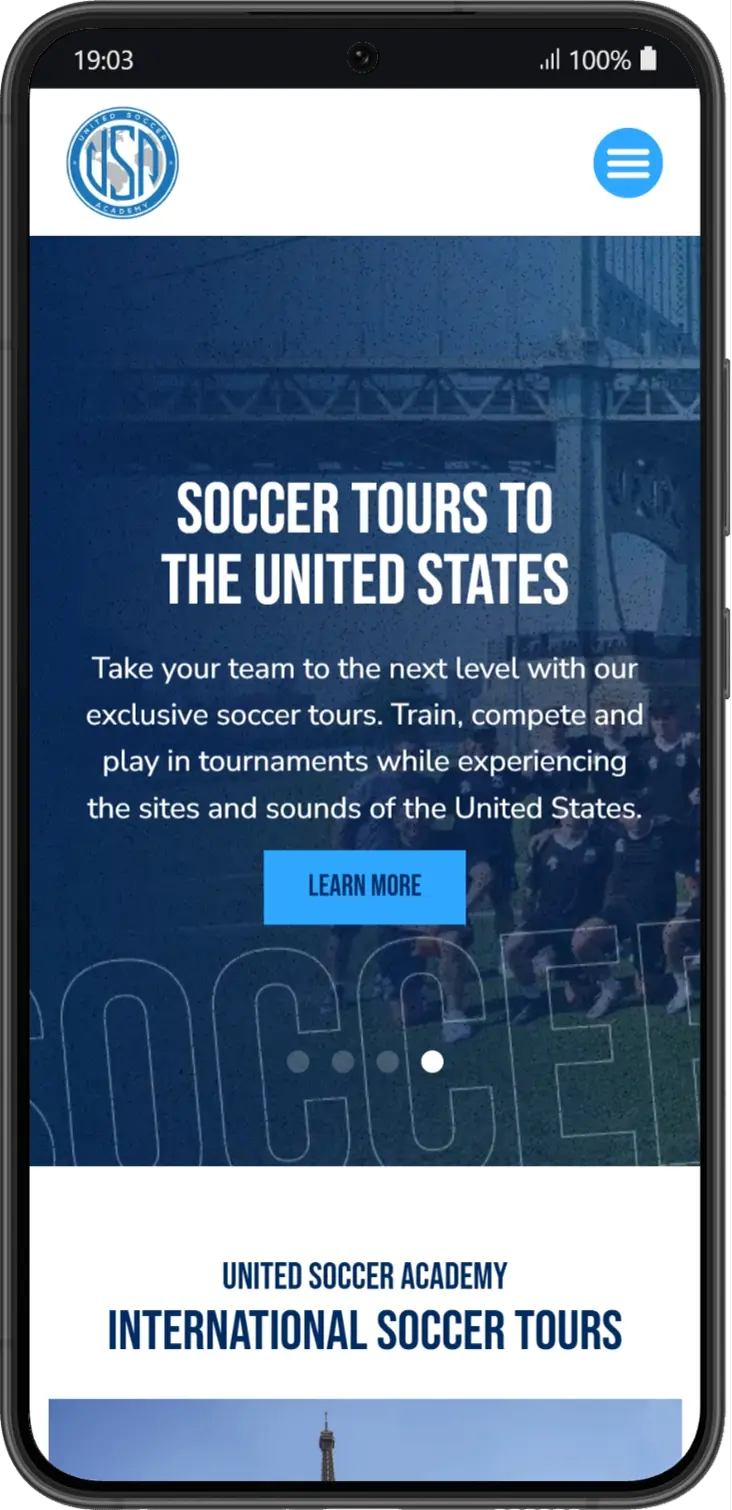 Web de United Soccer Academy mostrada en un Samsung Galaxy S22+