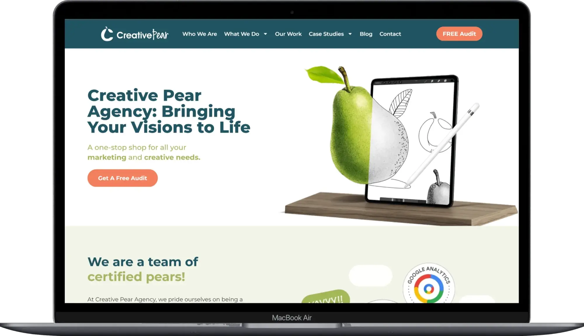 Web de Creative Pear Agency mostrada en un MacBook Air